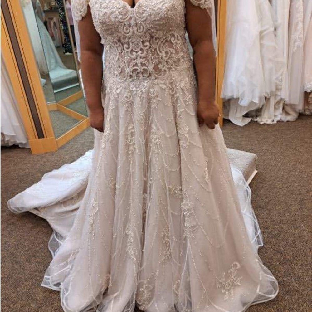 Elegant Lace Wedding Dress in Ivory